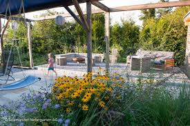 Sitzplatz Mit Lounge Und Schaukel Pergola Mit Kletterpflanzen Und Stauden Outdoor Dekorationen Naturgarten Stauden