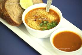 Now heat 2 tblsp oil in a pan, add onions, ginger garlic paste and saute for 2 mins. Gayatri S Kitchen Kolhapuri Misal Pav à¤® à¤¸à¤³ à¤ª à¤µ à¤• à¤Ÿ à¤• à¤° à¤°à¤° à¤°