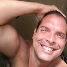 Can someone edit out the reflections in the sunglasses??