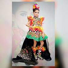 Wrap dress memungkinkan penggunaan baju tanpa kancing, sehingga ukurannya pun dapat disesuaikan dengan bentuk tubuh mama yang melebar di bagian perut. Model Baju Karnaval