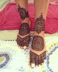 This one is a basic arabic style mehndi pattern with a simple round motif at the center surrounded by intricate detailing. 20 Best Foot Mehndi Design For Brides Folder
