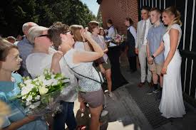 Wout van aert werd gisteren wereldkampioen veldrijden bij de beloften maar in het feestgedruis achteraf volgde slecht nieuws: In Beeld Veel Volk Voor Huwelijk Van Wout Van Aert En Vrien Herentals Gazet Van Antwerpen Mobile