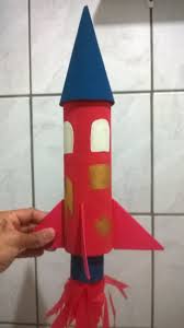 Para os pequenos exploradores do espaço, este foguetão em madeira para montar é um jogo original com peças diferentes. Foguete Com Material Reciclado Brinquedos Com Material Reciclado Trabalhos Manuais Materiais Reciclaveis
