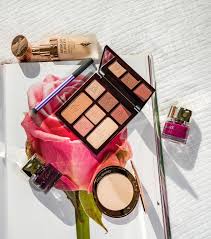 I am so excited to be officially launching my magic makeup revolution in asia. Charlotte Tilbury Instant Look In A Palette Gorgeous Glowing Beauty Review Swatches Reviews And Other Stuff