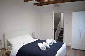 Stanza trovata su airbnb e tutto ok, forse la proprietaria un po' eccentrica ma la vicina fermata di backton park era molto comoda, in meno di 30 minuti arrivi l'appartamento può rappresentare sempre un'ottima soluzione per dormire a londra. Dormo A Londra Dormoalondra Twitter
