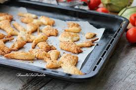 Impastate per bene e con forza fino a formare una palla, poi tramite l'aiuto di un coltello fate una croce sopra e lasciate il vostro impasto a riposare in frigo possibilmente avvolto da una pellicola per 30 minuti. Salatini Con Ritagli Di Pasta Sfoglia Cosa Fare Degli Avanzi Di Sfoglia Pasta Sfoglia Ricette Pasta