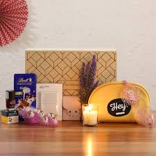 Whether she's 25 or 85, you'll find her the perfect present with this ultimate list. Corporate Gifts For Women S Day 2021 Best Women S Day Corporate Gifts Ideas Ferns N Petals