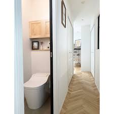 あおいの家 on instagram 昨日投稿したトイレ こんな感じです シンプルですが 框扉の収納も フロアタイルもお気に入り オートライトですが 窓があるのでオートじゃなくても良かったかも トイレ トイレインテリア 1fトイレ アートのある暮らし