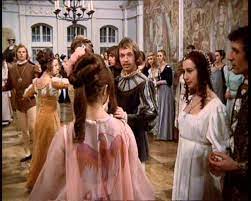 Es handelt sich dabei um eine. Cinderella At The Ball 3 Haselnusse Fur Aschenbrodel Aschenbrodel Frisur Audrey Hepburn