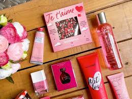 En effet les sephora box sont offertes exclusivement pour tout achat en ligne sur le site de sephora.selon que vous dépensiez 60€, 80€ ou 120€ pour vos cadeaux de fête des mères par exemple, vous recevrez une box beauté surprise remplie de 4, 7. W 7zuccnzly6 M