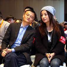 Aug 19, 2021 · 趙薇與黃有龍2008年低調結婚，2010年在新加坡生下女兒「小四月」，黃有龍不僅大力支持趙薇繼續演藝工作，還幫她擴大娛樂事業，後來趙薇不只演戲，跨足導演、監製都獲得好成績。 Xsqo5y4vlhbxhm