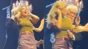 Moacyr Franco causa polêmica ao puxar cabelo e beijar mulher na boca em  evento; vídeo
