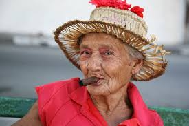 Zdjęcia: Park w Santiago, Santiago de Cuba, Dama w kapeluszu i z cygarem,  KUBA