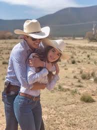 Amor Vaquero In 2020 Cowgirl Outfits Cowboy Outfits Rodeo Outfits