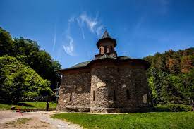 Manastirea prislop a fost ctitorita de sfantul nicodim, iar mai apoi de domnita zamfira, fiica domnitorului muntean moise voda basarab din bucuresti. Pelerinaj La MÄƒnÄƒstirea Prislop Arsenal Park RedescoperÄƒ Aventura