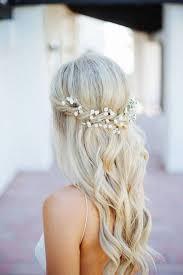 Your wedding day is always going to be one of the most memorable experiences you will ever have in your we design unique hand bouquets and floral arrangements with tiny baby's breath flowers to give the bouquet a colourful twist. Fresh Flowers For Hairstyle