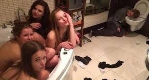 Nel bagno delle donne c'è qualcuno che ti osserva: Quattro Ragazze In Vasca Da Bagno Il Maschietto Crolla Ubriaco