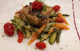 Tagliare il tempeh a cubotti e metterlo in una boule con la salsa di soia bagnandolo x bene e lasciarlo insaporire 1 ora. Tempeh Con Verdure Di Stagione E Granella Di Nocciole