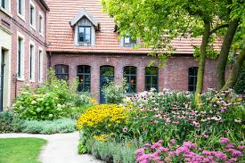 Die erste regel für jede art von staudenrabatten oder blumenbeeten ist die, dass die pflanzen und blüten auf ihnen absolut üppig wachsen und gedeihen müssen. Wie Sie Ein Blumenbeet Anlegen Profi Anleitung Vom Gartenplaner