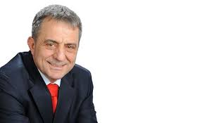 Başkan bıyık, belediye binasına gelişinde belediye çalışanları tarafından çiçeklerle karşılandı. Trabzon Yomra Belediye Baskan Adayi Ibrahim Sagiroglu Kimdir