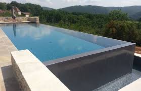 20 Idees De Piscines A Debordement Pour Vous Inspirer Idees Piscine Piscine A Debordement Piscine Amenagement Paysager Piscines Design