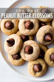Super Soft And Simple Classic Peanut Butter Blossoms For Your Holiday Baking Recipe On Sallysbakingaddic Cookies Et Biscuits Beurre De Cacahuete Nourriture