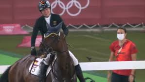 Modern pentathlon coach kim raisner has been thrown out of the tokyo olympics after she was captured punching a horse in the women's modern pentathlon event last friday. U01urtpnx1iafm
