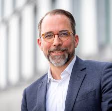 Mein lieber Freund Thomas Sattelberger, innovationspolitischer Sprecher der  FDP im Bundestag, feiert heute seinen 70. Geburtstag. 🎈 Passendes Motto:  70er Jahre Chic. Alles Gute, lieber Thomas