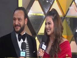 It's wedding song o'clock ، إنها أغنية الزفاف.واحتفلت هنادى مهنا وأحمد خالد صالح، بحفل زفافهما مطلع الشهر الحالى، بأحد الفنادق الكبرى بالقاهرة، وحضر الحفل كوكبة. Ø¨Ø¯Ø£Øª Ù…Ù† Ù‚Ø¨Ù„ Ø§Ù„ÙØªÙˆØ© Ù‡Ù†Ø§Ø¯ÙŠ Ù…Ù‡Ù†Ù‰ ÙˆØ£Ø­Ù…Ø¯ Ø®Ø§Ù„Ø¯ ØµØ§Ù„Ø­ ÙŠÙƒØ´ÙØ§Ù† ÙƒÙˆØ§ Ù…ØµØ±Ø§ÙˆÙ‰