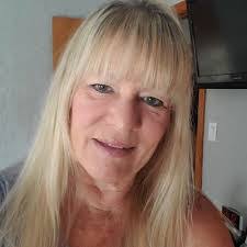 Shelly Richards's Instagram, Twitter & Facebook