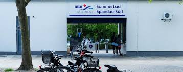 Auch wenn das sommersemester in vielen bereichen noch im zeichen der pandemie stehen wird, versuchen wir als universität, sie bestmöglich dabei zu unterstützen, rasch neue freundschaften zu schließen und schnell sozial eingebunden zu sein. Fliesen Kommen Raus Bund Gibt 2 5 Millionen Fur Neues Schwimmbecken Berlin Tagesspiegel