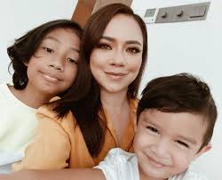 Pemilik nama sebenar nedim nazri aziz itu memuatnaik foto bersama isterinya, nora danish menerusi laman sosial instagram beserta kapsyen menerangkan yang dia telah membawa perkara itu ke mahkamah untuk menuntut hak penjagaannya sebagai seorang bapa. Rebut Pahala Ramadan Nora Danish Niat Khatam Al Quran Sekali Lagi Kali Ini Mahu Panggil Ustazah Pantau Bacaan Depa Kalut