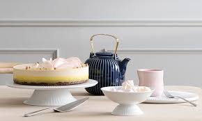 Ganz oben ist meist ein griff angebracht, mit dem sich die etagere flexibel platzieren lässt. Kahler Design Hammershoi Kaffee Kuchen Kollektion Elbdal De Skandinavische Wohnaccessoires