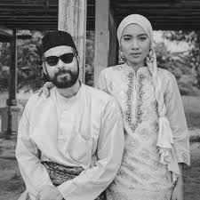 Sebaik saja gambar pernikahan yuna dan juga suami, adam sinclair tersebar di laman sosial, tidak dapat dinafikan ramai warga laman sosial yang jatuh hati dengan panorama latarbelakang lokasi pilihan mereka. 10 Potret Romantis Penyanyi Malaysia Yuna Dan Adam Sinclair