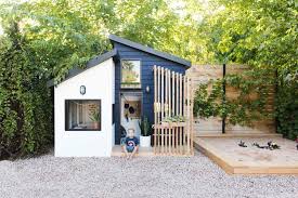 The Little Merc Modern Playhouse Reveal And Sherwin S 2020 Color Of The Year Vintage Revivals Color In 2020 Kinder Spielhaus Garten Garten Design Hinterhof Spielhaus