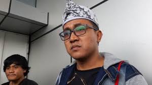 Selain membentuk steven and coconut treez, tepeng juga memiliki proyek solo bernama steven jam. Artis Rizky Febian Resmi Polisikan Teddy Pardiyana