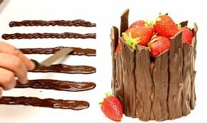De Petites Lames En Chocolat Posees Autour D Un Gateau Au Chocolat Decoration De Fraises Fraiches Decoration Chocolat Deco Chocolat Decoration Gateau Chocolat