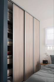 D'un mur à l'autre, du sol au plafond ou implanté en guise de séparation ( entre une chambre et une salle de bain par exemple ), vos rangements seront la ou vous le désireriez, et comme vous le désireriez. Des Portes De Dressing Aussi Pratiques Que Modernes Ideale Dans Une Chambre Pour Camoufler Ses Etag Placard Coulissant Porte Placard Coulissante Porte Placard