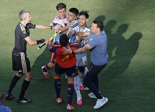🚨 FIFA have confirmed that no disciplinary action was taken against  Leandro Paredes after the World Cup final. 🇦🇷 The reported red card  incident involving Gavi was removed from the official record,