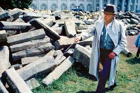 Beuys initiated 7000 oaks in kassel, germany, in 1982 as part of documenta vii.the planting of 7,000 trees (of all kinds) accompanied by basalt stones in and around kassel was accomplished in part. 7000 Banke Raphaelvolkmer
