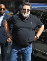 Russell crowe shows off his 52 pound weight loss (photos) russell crowe recently shed a lot of weight and he is opening up about why he packed on the pounds. Russell Crowe Keeping Low Profile While Getting Back In Shape Wonderwall Com
