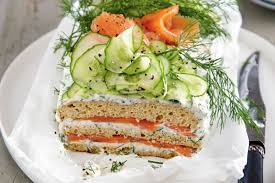 Diese Brottorte Wird In Schweden Zu Besonderen Anlassen Gereicht Sie Ist Schnell Zubereitet Brottorte Mit Lachs Brottorte Herzhaft Lachstorte