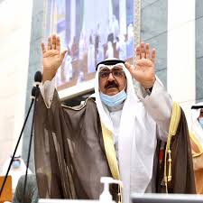 والشيخ مشعل الأحمد، الذي يبلغ من العمر (80 عاماً)، هو الابن السابع للشيخ أحمد الجابر الصباح حاكم الكويت العاشر، والد الأمير الراحل الشيخ صباح الأحمد، والأمير الحالي الشيخ نواف الأحمد. Ù…Ø¬Ù„Ø³ Ø§Ù„Ø£Ù…Ø© ÙŠØ¨Ø§ÙŠØ¹ Ø¨Ø§Ù„Ø¥Ø¬Ù…Ø§Ø¹ Ø³Ù…Ùˆ Ø§Ù„Ø´ÙŠØ® Ù…Ø´Ø¹Ù„ Ø§Ù„Ø£Ø­Ù…Ø¯ ÙˆÙ„ÙŠØ§ Ù„Ù„Ø¹Ù‡Ø¯