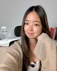 短暂的舒适圈只会阻碍你的成长，而如果要真正成功都必须经历破蛹成蝶的过程🦋 . . 想要进步神速就要做别人不做的事📝  ✨别人在还在床上赖床的时候，你已经爬起来准备好今天要做的事