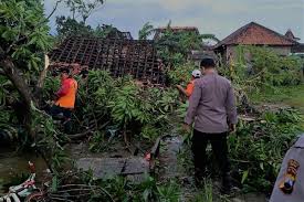 Lokasi tersebut merupakan titik rawan kecelakaan yang perlu diwaspadai pemudik. Ratusan Rumah Di Demak Rusak Diterjang Angin Puting Beliung Jpnn Com