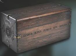 Jeffrey dean morgan., kyra sedgwick., natasha calis. Dybbuk Box With Courtney Love S Name On It We Need A Jewish Exocist Thechurchofchrismartin