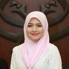 Peninju profesional negara, meeraj khan mengumumkan persaraan selepas raih 3 tali pinggang kejuaraan dalam tempoh 15 tahun. Temubual Zahida Zarik Khan Dengan Penduduk Semenyih Malaysia Today