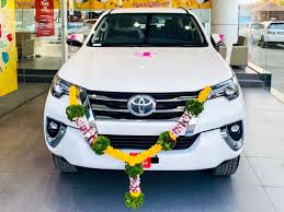 Pasăre marină de mărimea unui porumbel, cu nările situate la capătul unor tuburi cornoase de pe cioc, care trăieşte în jurul mării mediterane (puffinus puffinus). Toyota Fortuner Sales Decline But Maintains Lead Over Endeavour Gloster