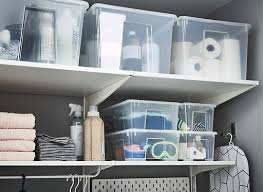 Boites En Plastique Transparentes Remplies De Choses En Rapport Avec La Lessive Rangees Sur Des Tablettes Lavaderos Como Organizar Cuarto De Plancha