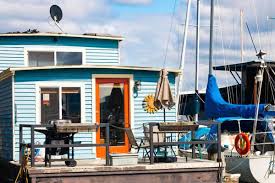 The sleepless in seattle houseboat just sold at a crazy price! Amazing Houseboat Rentals In Seattle Sleepless In Seattle Style Bobo And Chichi